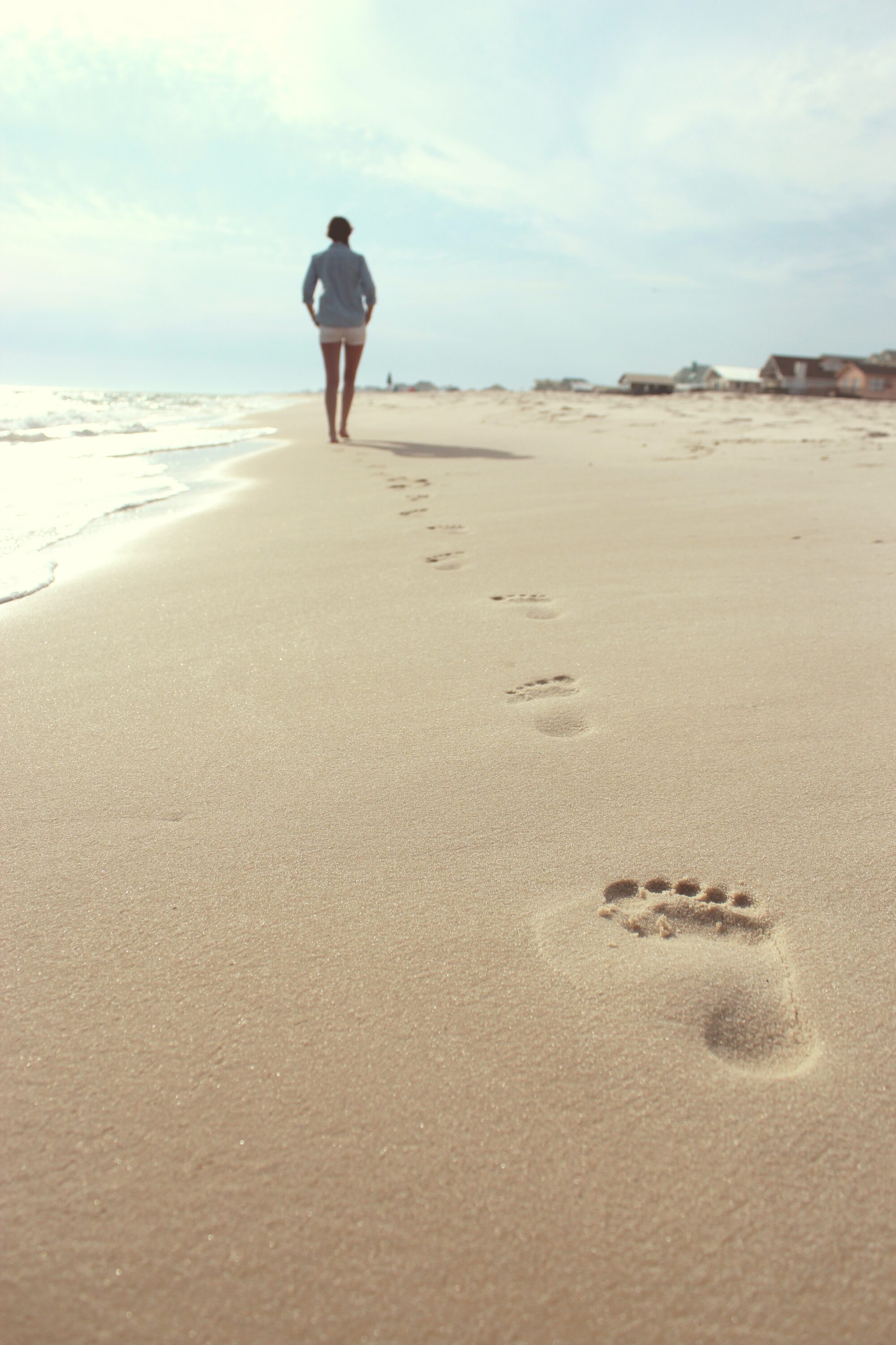 femme qui marche, sable , pas dans le sable