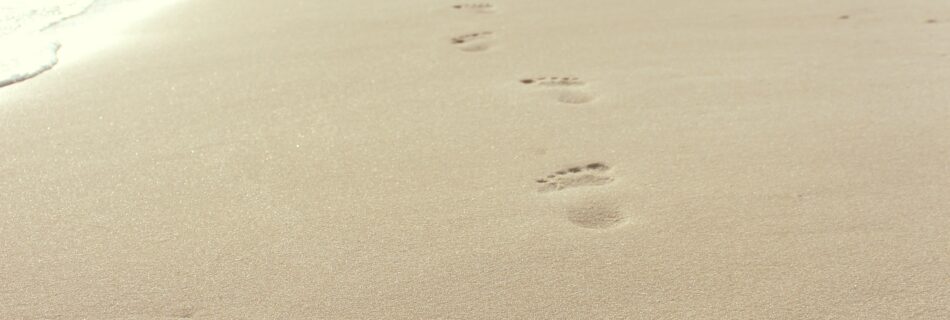 femme qui marche, sable , pas dans le sable